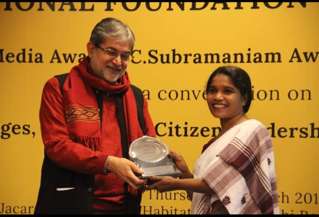 Sunia Tanti receiving Peace Award from National Foundation for India(1)